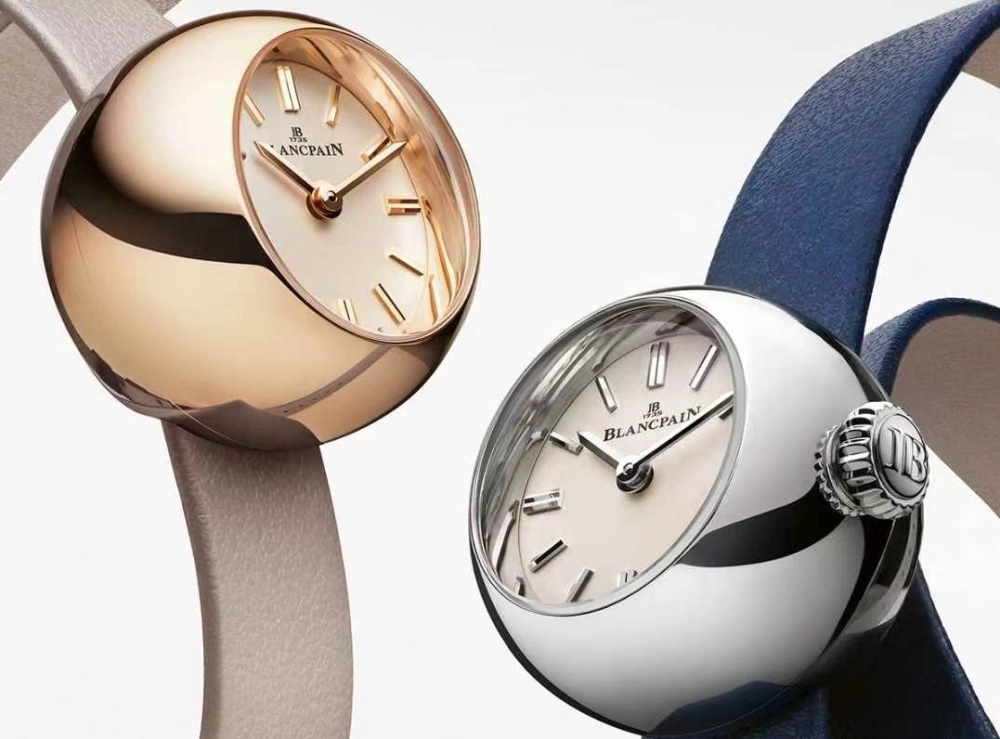 Sedef kadranı, pırlanta bezeli ve beyaz deri kayışı ile lüks ve zarif bir görünüme sahip Blancpain Lady B kol saati, kadranındaki pırlanta indeksler ve saat 6 yönündeki tarih penceresiyle dikkat çekiyor.