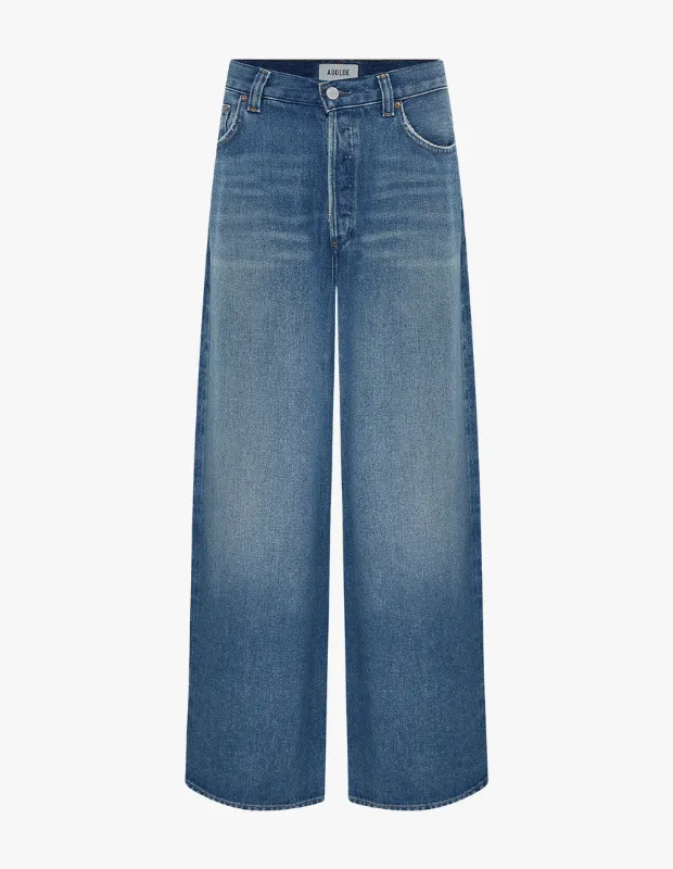 Açık ve orta tonlarda, hafif eskitme detaylarına sahip, geniş paçalı ve yüksek bel kesimli bu modern AGOLDE denim jean, düğme detaylı ön kapamasıyla blazer kombinleri için zarif ve rahat bir seçenek sunuyor.