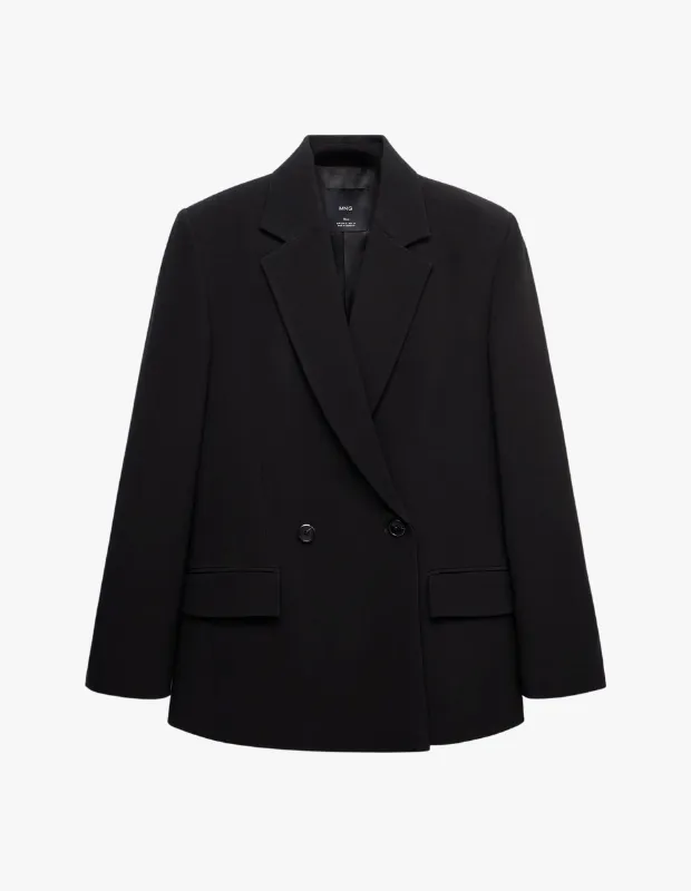 Beyaz arka plan üzerinde önden düz bir şekilde sergilenen bu siyah kruvaze blazer ceket, çift düğmeli tasarımı ve sade çizgileriyle minimalist blazer tanımına uyarak şık blazer kombinleri için zamansız bir parça olduğunu gösteriyor.