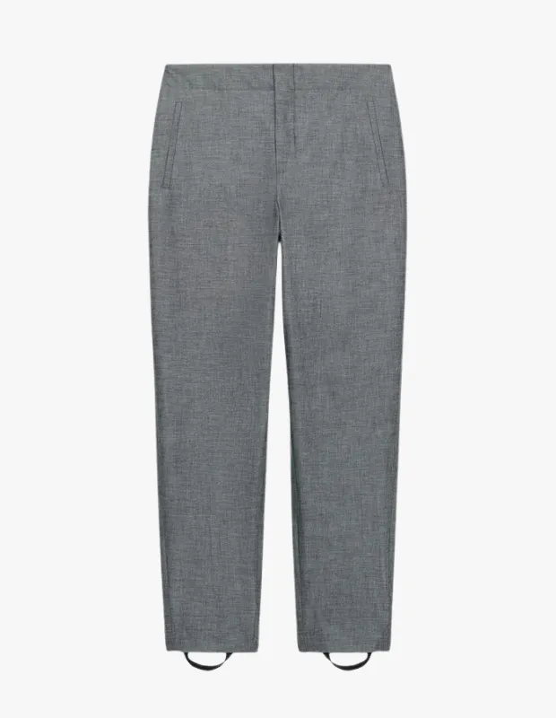 Hafif melanj dokulu gri kumaştan yapılmış, yan cepleri ve paçalarında şık lastik detayı bulunan bu modern ofis pantolonu, şık blazer kombinlerine kolayca uyum sağlayacak ve ofis şıklığını tamamlayacak modern bir parça.