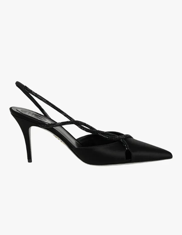 Zarif ve modern bir görünüm sunan bu sivri burunlu siyah saten slingback topuklu ayakkabı, ince stiletto topuğu ve ışıltılı taşlarla süslenmiş çapraz bant detaylarıyla ofis şıklığını tamamlayarak blazer kombileri için vazgeçilmez bir parçadır.
