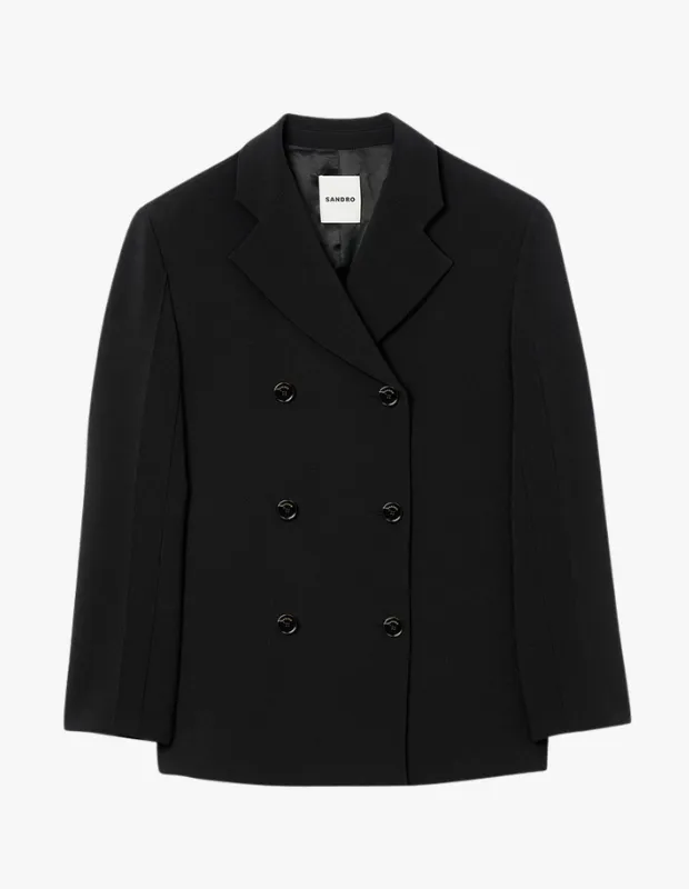 Siyah, altı siyah düğmeli kruvaze kesime sahip, yaka içinde SANDRO markasının etiketinin göründüğü çentikli yakalı bu modern blazer, şehir yaşamının dinamik ruhunu yansıtan şık sokak stili kombinleri için ideal bir başlangıç noktası sunuyor.
