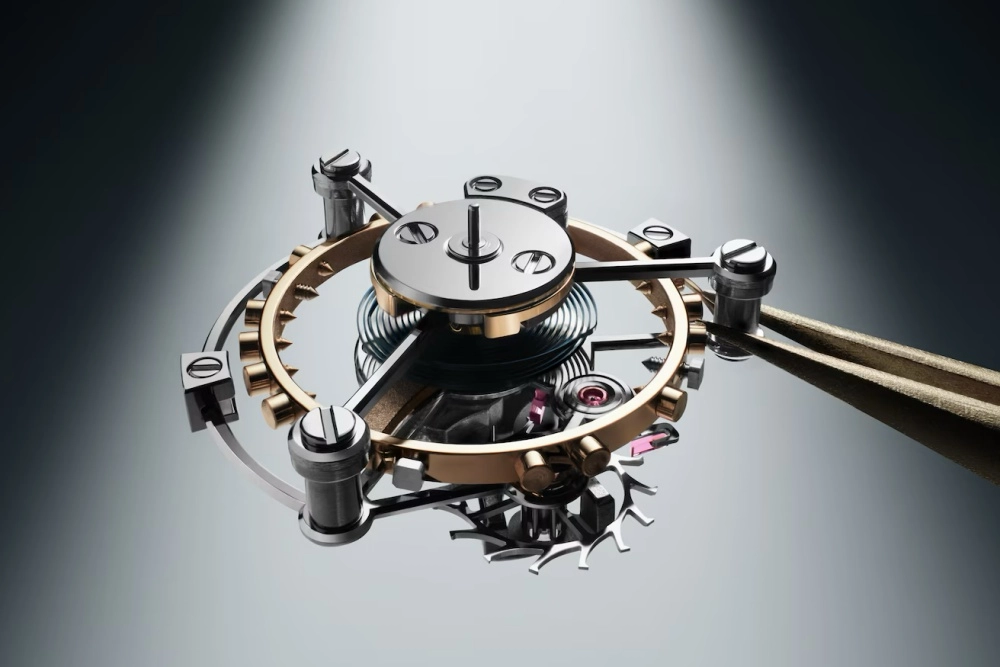 Breguet Classique Tourbillon 7357 modelinin dikkat çekici bir yakın plan görüntüsü; saatin karmaşık guilloché işlemeli kadranı, belirgin tourbillon mekanizması ve pembe altın kasası, geleneksel saatçilik ustalığını vurguluyor.