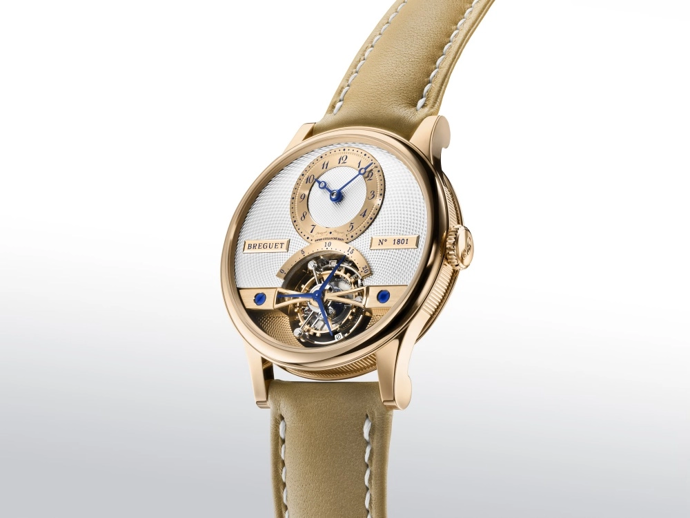 Saat dünyasının en prestijli örneklerinden biri olan bu Breguet Classique Tourbillon 7357 modeli, karmaşık guilloché desenli kadranı, zarif Roma rakamları, mavi Breguet ibreleri ve hassasiyeti sergileyen büyüleyici açık tourbillon mekanizmasıyla lüks ve teknik mükemmelliği bir araya getiren altın kasalı bir kol saatidir.