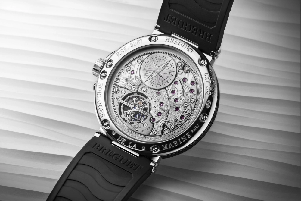 Dalgalı desenli mavi kadranı, göz alıcı tourbillon mekanizması ve güneşi işaret eden equation marchante ibresiyle Breguet Marine Tourbillon Équation Marchante 5887 saati, altın kasasında üst düzey saatçilik ve denizcilik estetiğini birleştiriyor.
