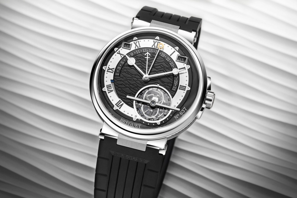 Mavi dalga desenli guilloché kadranlı ve gül altın kasalı Breguet Marine Tourbillon Equation Marchante saati, karmaşık Ay evresi ve denklem marşantı komplikasyonlarını göz alıcı bir türbillon mekanizmasıyla birleştirerek yüksek saatçilik sanatını yansıtan detaylı bir görünüm sunuyor.