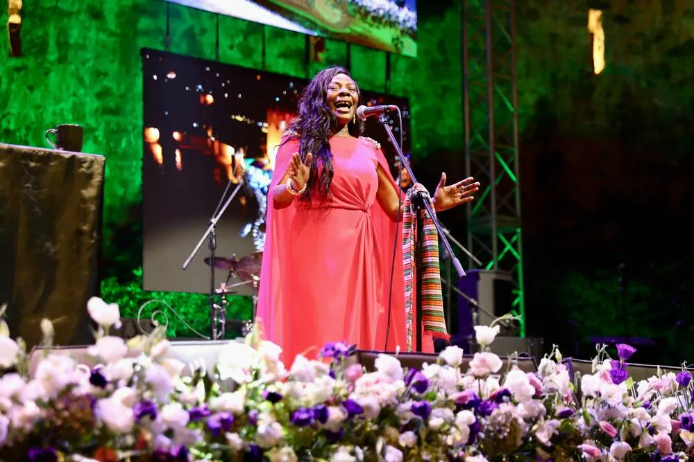 Koyu kıvırcık saçlarını geriye toplamış olan Buika, sahnedeki mikrofonun başında, siyah işlemeli sahne kostümüyle, caz festivalinde verdiği tutkulu bir performans veya derin bir röportaj sırasında güçlü ve etkileyici bir ifadeyle dinleyicilere hitap ediyor.