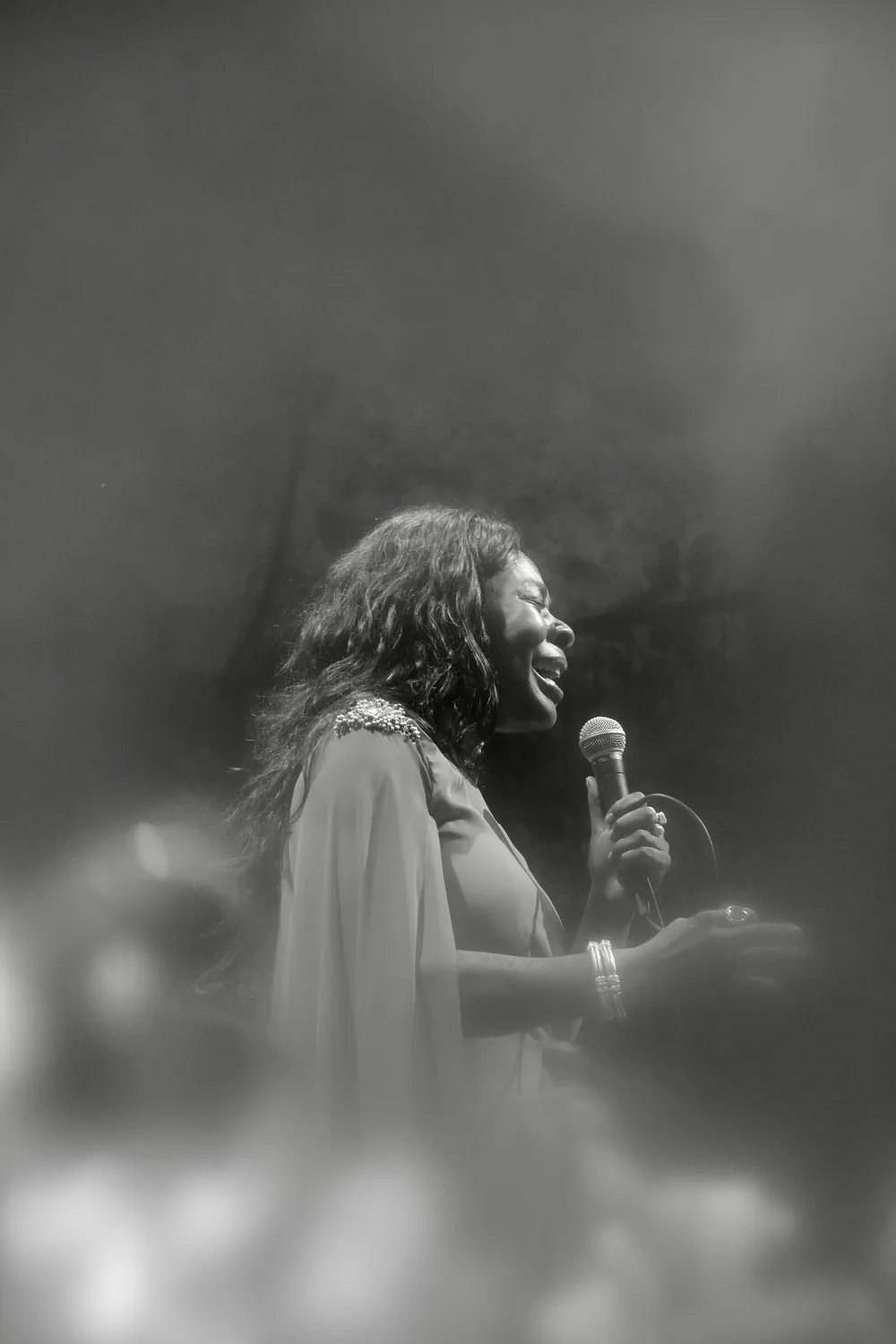 Buika, caz festivali röportajı sırasında çekilmiş bu portresinde, arkaya doğru toplanmış kıvırcık saçları, dikkat çekici makyajı ve kadife görünümlü yakalı koyu renk üstüyle objektife doğru hafifçe dönmüş, düşünceli bir ifadeyle bakıyor.