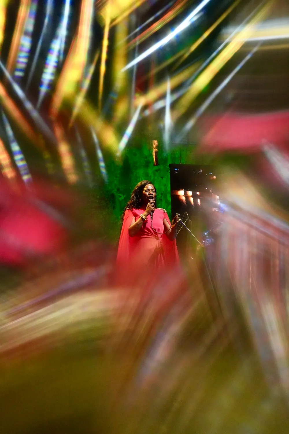 İspanyol şarkıcı Buika, karakteristik örgülü saçları ve düşünceli yüz ifadesiyle, büyük bir caz festivali kapsamında gerçekleştirilen özel bir röportajda müzikal yolculuğunu ve sahne deneyimlerini paylaşırken fotoğraflandı.