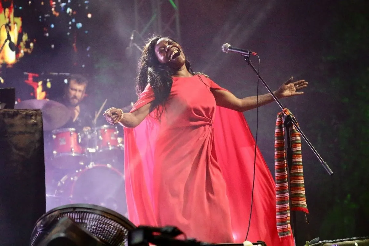 Alanya Caz Festivali'nde sahneden, mikrofon başında, buğulu sesi ve içten gülümsemesiyle izleyicilere bakan İspanyol sanatçı Buika'nın samimi yakın çekim portresi, onun sıcak ruhunu ve müziğe olan tutkusunu gözler önüne seriyor.
