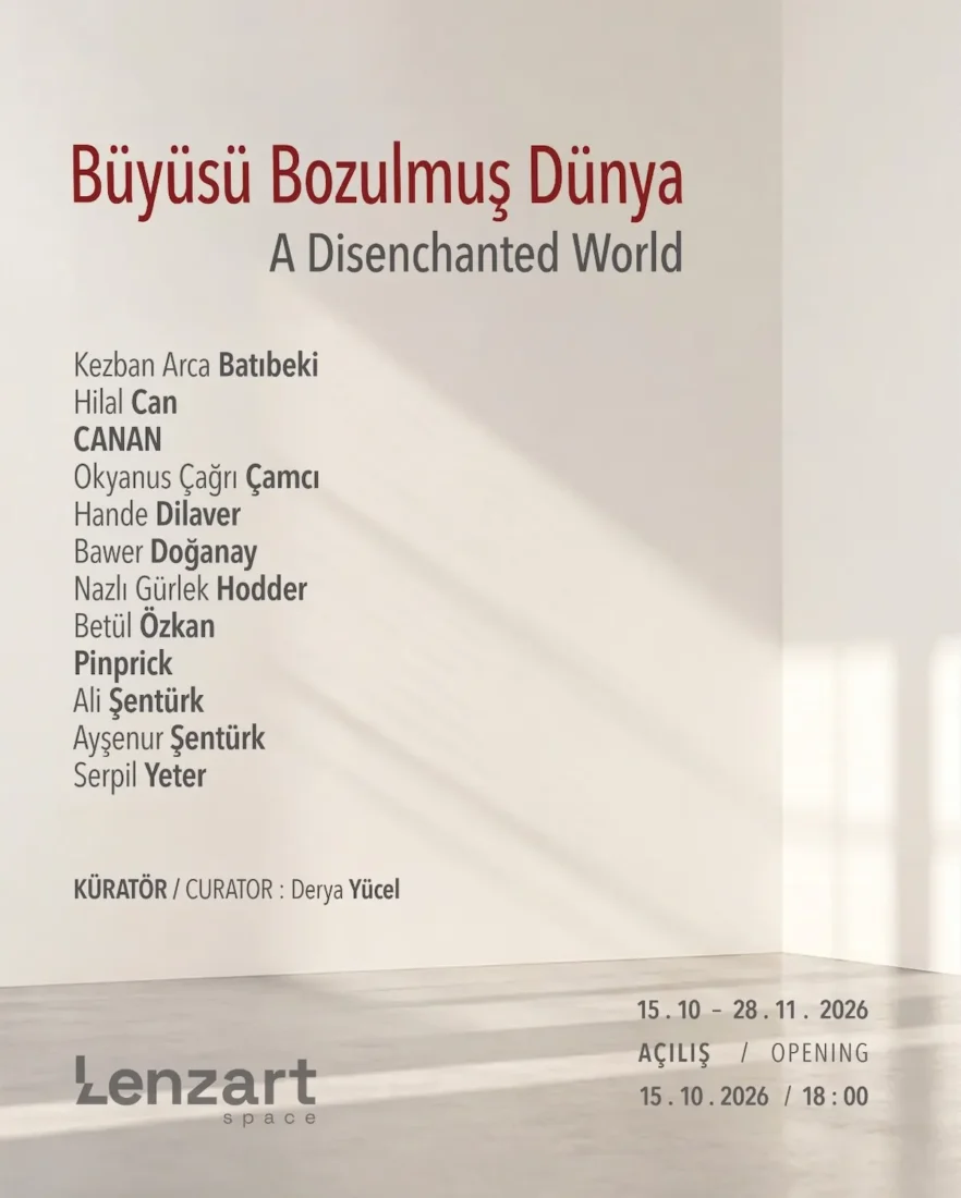 Gri tonlarda, modern bir şehrin geniş açılı görünümü, yükselen beton binaların ve endüstriyel yapıların hakim olduğu bir manzarayı sergiliyor; bu görüntü, büyüsu bozulmus dunya kavramını görsel olarak çarpıcı bir şekilde ifade ederek, kaybolan büyünün izlerini taşıyor ve izleyiciyi düşünmeye sevk ediyor.
