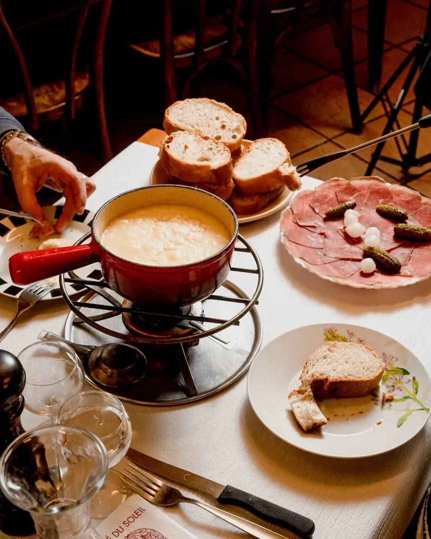 Café du Soleil'in geleneksel ve samimi restoran atmosferinden bir görünüm