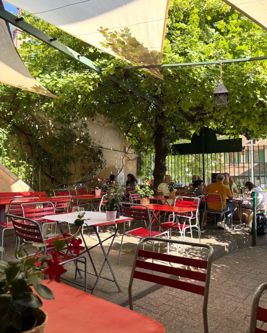 Cenevre gezilecek yerler rotasında fondüsüyle bilinen Café du Soleil