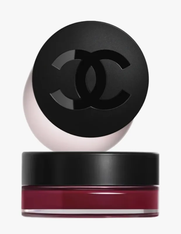 Chanel'in ikonik çift C logosu bulunan siyah kompakt ambalajında, kapağı açık şekilde görünen, dudak ve yanaklara doğal bir renk ve nem katmaya hazır, canlı pembe tonlarındaki krem dokulu Chanel dudak ve yanak balmı.