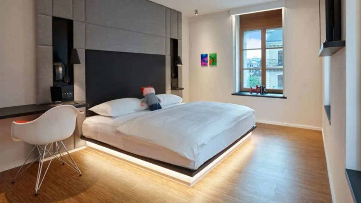 citizenM Geneva otelinde kompakt ve modern tasarımlı konuk odası
