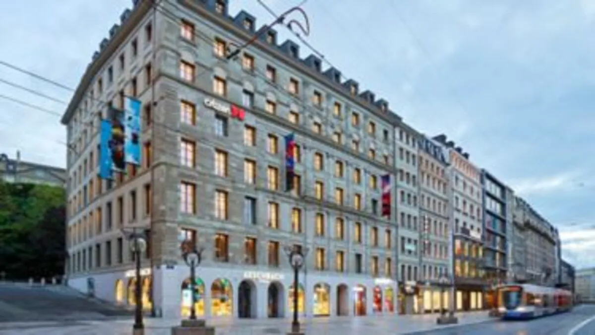 Cenevre'deki citizenM Geneva otelinin modern tasarımlı ortak alanından bir görünüm