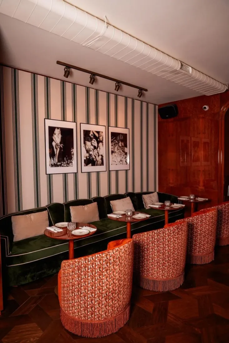 İstanbul'un yeni lezzet duraklarından biri olan Arnavutköy'deki Dandy adlı mekânın modern ve zarif iç tasarımı, sıcak ahşap tonları ve loş ışıklarla birleşerek hem özel akşam planları hem de spontane kokteyl buluşmaları için sofistike bir atmosfer sunuyor.