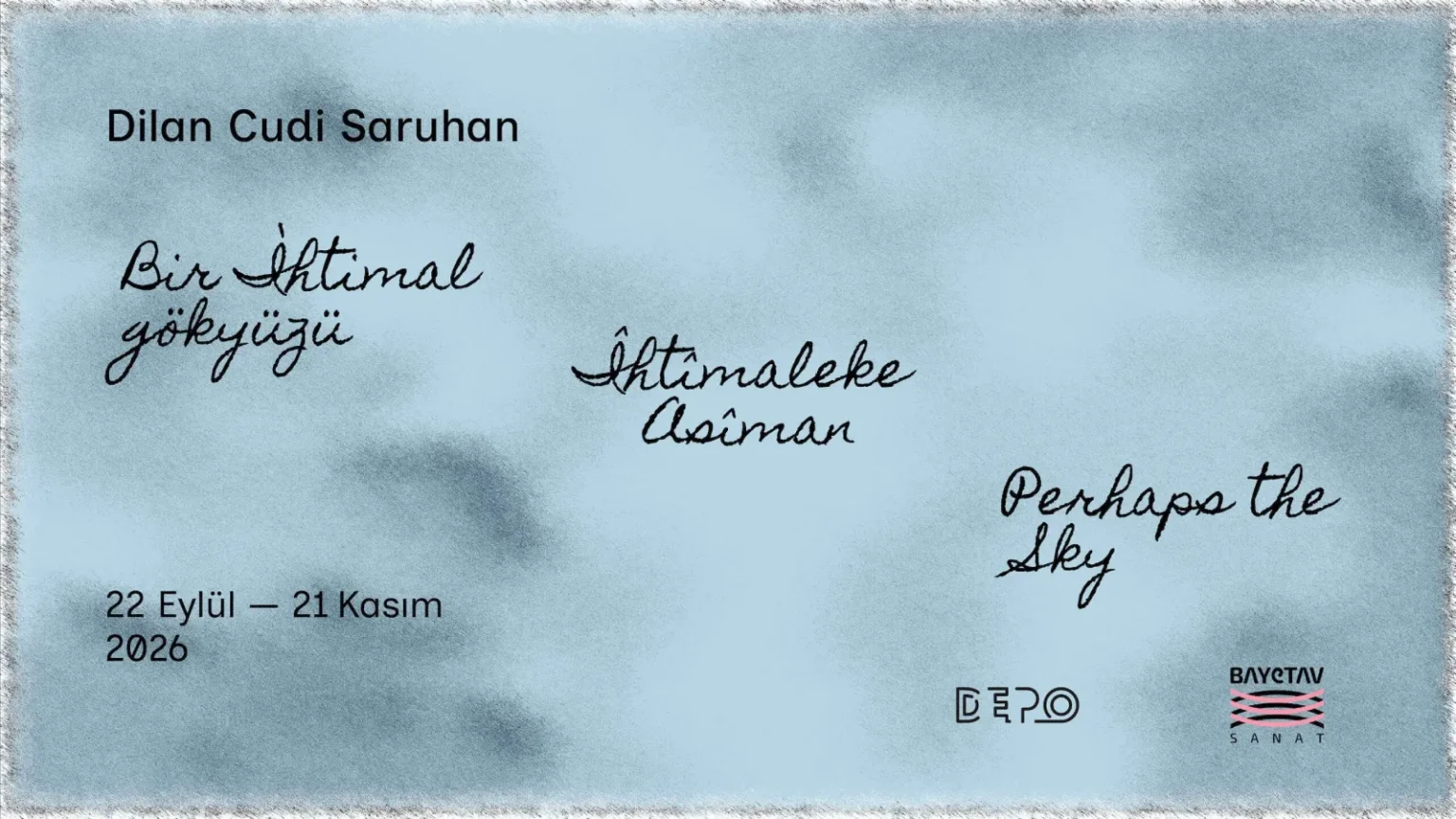 Dilan Cudi Saruhan'ın Bir İhtimal Gökyüzü başlıklı eserinden bir kesit; ufukta belirsiz ama umut vadeden bir geleceği simgeleyen, griden mora çalan renklerde, katmanlı bulutlarla dolu geniş ve etkileyici bir gökyüzü manzarası.