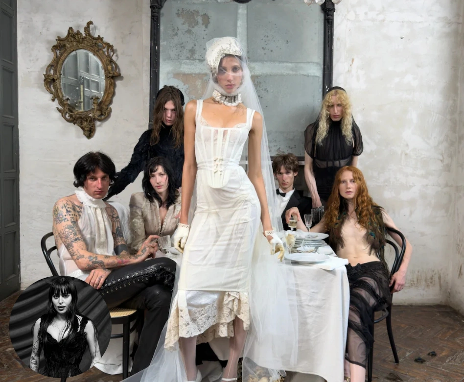 Dilara Fındıkoğlu'nun özgün estetiğini yansıtan, dantel detaylı korsesi ve duvağıyla öne çıkan gelinlikli bir modelin başrolde olduğu, gotik ve romantik atmosferli eski bir odada, masanın etrafında ve ayakta duran, dövmeleri ve sıra dışı saç stilleriyle dikkat çeken çeşitli modellerin yer aldığı etkileyici bir moda kampanyası görseli.