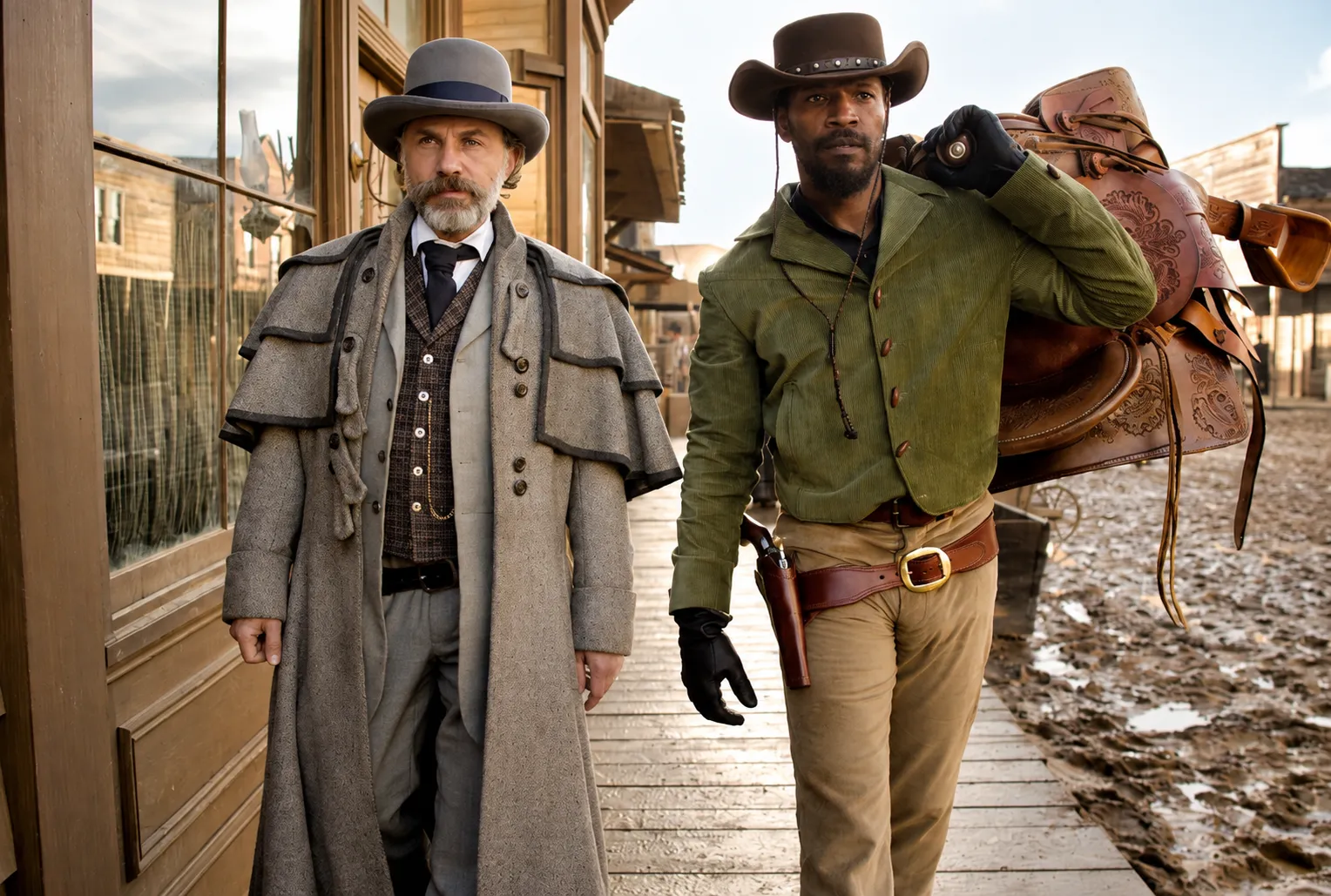 Quentin Tarantino'nun Zincirsiz filminden, mavi takımı ve şapkasıyla at üzerinde duran Jamie Foxx'un canlandırdığı ikonik Django karakteri, çöl fonunda kararlı bir ifadeyle ileriye bakarak bu epik Western'in ruhunu yansıtıyor.