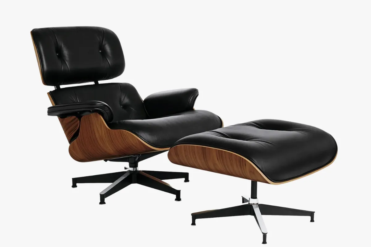 Modern ve zamansız bir klasiği temsil eden Eames tekli koltuk ve ona eşlik eden pufu, koyu renk deri döşemesi ve belirgin kavisli ahşap iskeletiyle sofistike iç mekanlara eşsiz bir rahatlık ve zarafet katmaktadır.