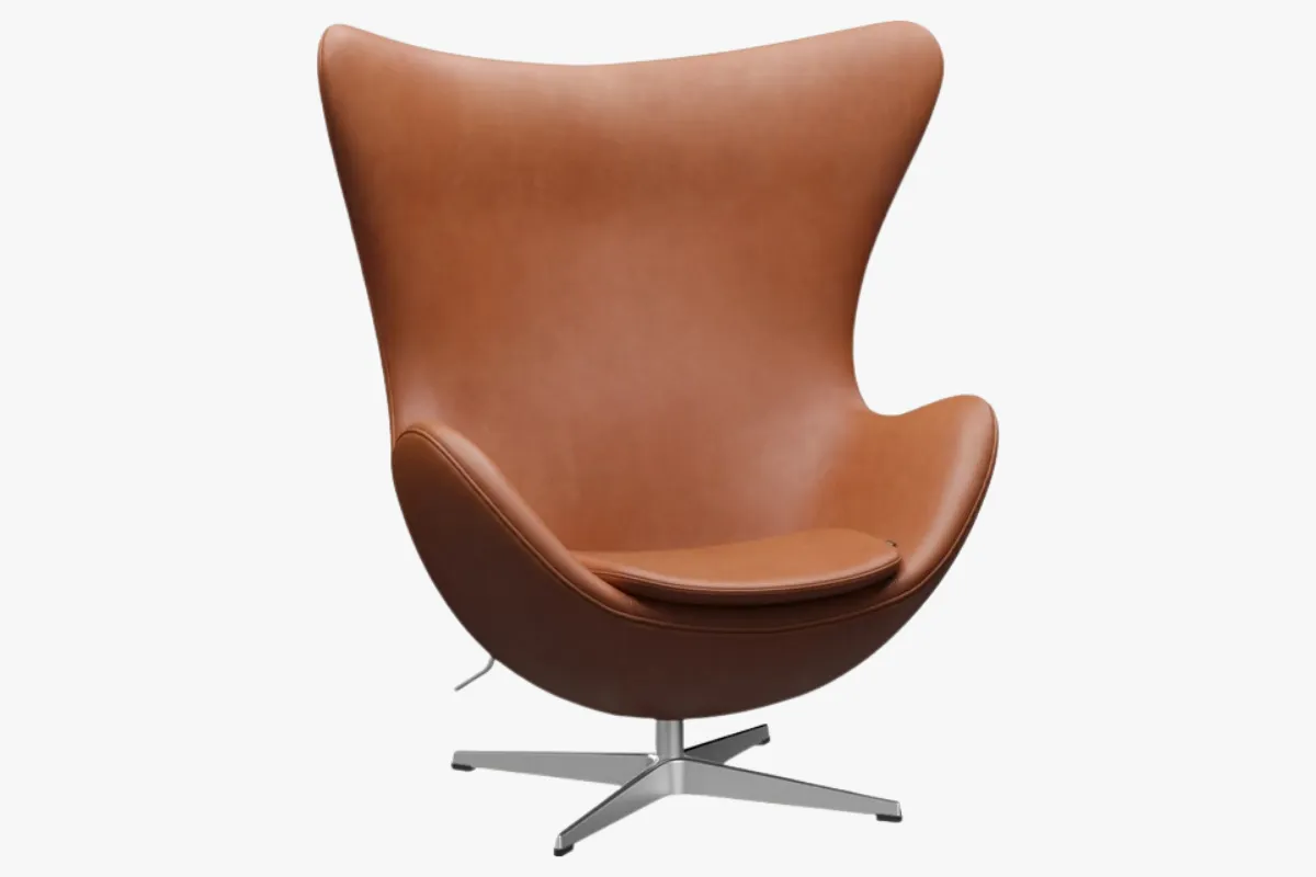 Özgün yumurta biçimli kavisli formu, sağlam metal döner tabanı ve iç mekana modern bir estetik katan ikonik tasarımıyla tanınan, konforlu ve şık bir Egg Chair, boş bir alanda durarak dikkat çekiyor.