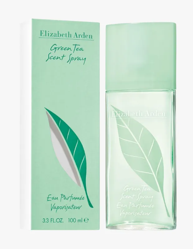 Elizabeth Arden Green Tea kokusunun ikonik ve zarif şişesi, serinletici açık yeşil rengiyle dikkat çekerken, altın rengi kapağı ve taze yeşil çay yapraklarının eşlik ettiği sunumuyla beyaz bir zeminde parıldıyor.