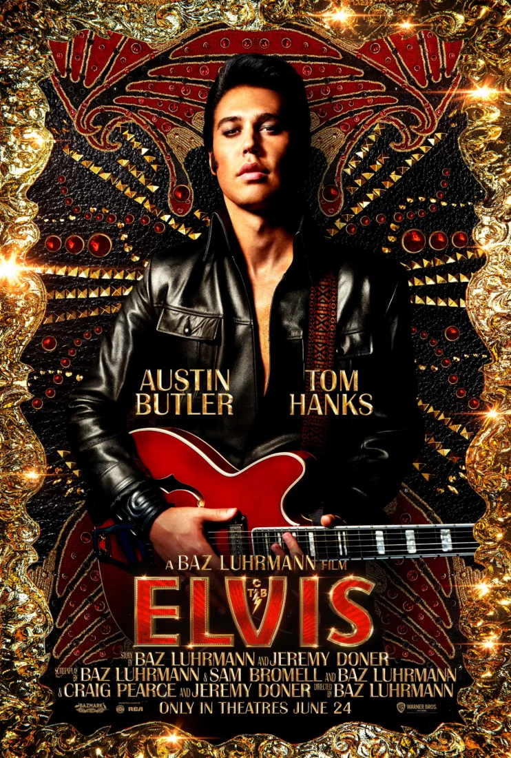 Usta yönetmen Baz Luhrmann'ın biyografi filmi ELVIS için hazırlanmış bir afiş, parıltılı, işlemeli sahne kostümü içinde dinamik bir performans sergileyen genç Elvis Presley'i, mikrofonuyla birlikte mor-pembe ışıklarla aydınlanmış karanlık bir sahnede gösteriyor ve bu çarpıcı görsel, haftanın sinema önerileri arasında yer alabilecek güçlü bir yapımı temsil ediyor.
