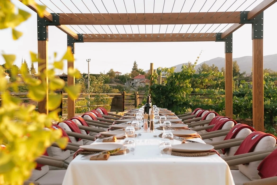 Erdel Hanchalar Restoran’da Çal bağlarına karşı hazırlanmış uzun yemek masası.