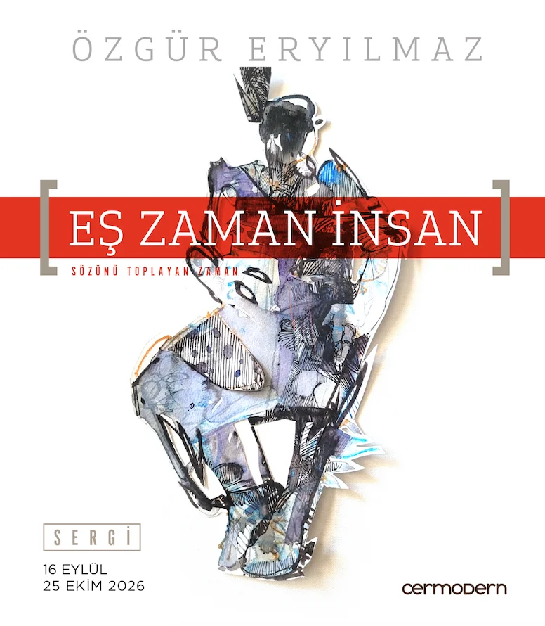 Ankara'da gerçekleşen Eş Zaman İnsan sergisinden bir karede, ziyaretçiler modern bir sanat galerisinin aydınlık ve ferah atmosferinde, metal ve yansıtıcı yüzeylere sahip soyut heykelleri büyük bir ilgiyle inceliyorlar.