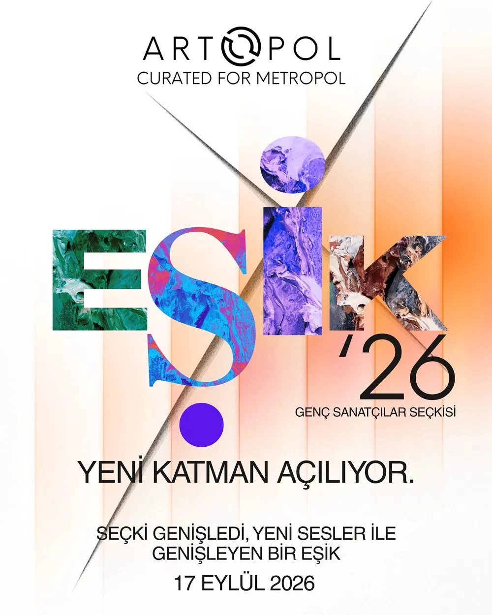 ARTOPOl tarafından küratörlüğü yapılan EŞİK '26 Genç Sanatçılar Seçkisi'ni duyuran posterde, soyut renkli dokularla doldurulmuş büyük EŞİK harfleri, Yeni Katman Açılıyor ve Seçki genişledi, yeni sesler ile genişleyen bir EŞİK metinleriyle birlikte yumuşak, dikey degrade geçişli bir arka plan üzerinde yer alıyor.