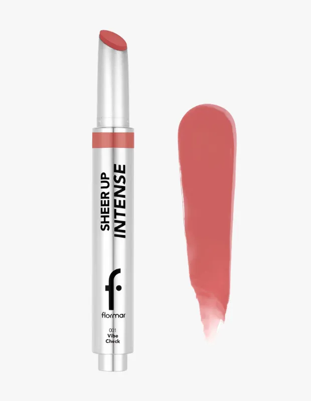 Gümüş renkli Flormar Sheer Up Intense ruj ambalajından çıkan mercan pembe 001 Vibe Check tonundaki ruj başlığı ve yanında duran aynı renkte, hafif parlak ve pürüzsüz ruj örneği, ürünün yoğun ve canlı yapısını vurguluyor.