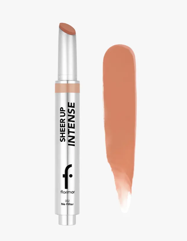 Gümüş renkli ambalajında, Flormar Sheer Up Intense 002 No Filter ruj, şeftali tonlarında kremsi bir yapıya sahip ürün çubuğu ve yanında aynı renkteki geniş, parlak bir sürüm örneği ile birlikte sergileniyor.