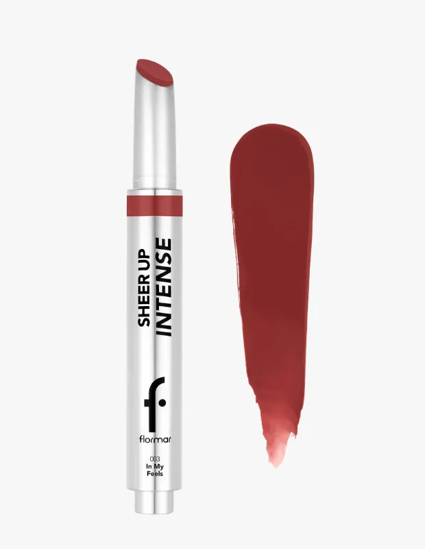Gümüş renkli ambalajında görünen Flormar Sheer Up Intense 003 In My Feels koyu kırmızı-kahverengi ruj, hemen yanında sergilenen yoğun pigmentli ve kremsi sürümüyle ürünün gerçek rengini ve dokusunu detaylıca gösteriyor.