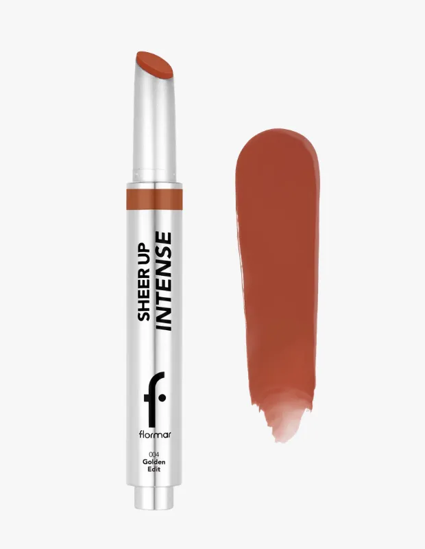 Metalik gümüş ambalajından ucu hafifçe çıkmış, üzerinde SHEER UP INTENSE yazan ve 004 Golden Edit adıyla bilinen sıcak kızıl kahve tonlu Flormar ruju, yanında ürünün zengin ve parlak dokusunu sergileyen geniş bir renk örneğiyle birlikte görülüyor.