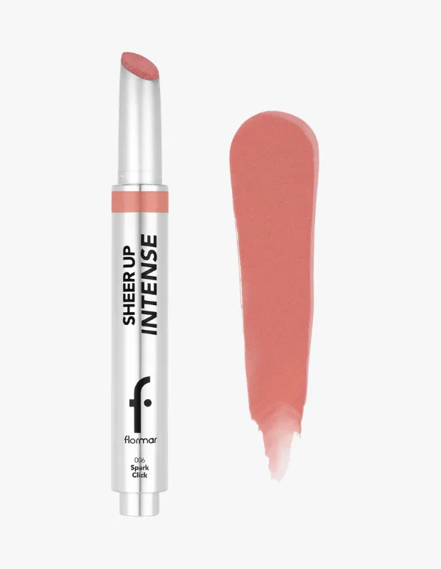 Flormar Sheer Up Intense serisinden 006 Spark Click numaralı rujun gümüş renkli ambalajı ve şeftali tonlarında, parlak bitişli dudak rengi, yanında degrade bir şekilde sürülmüş örneğiyle birlikte beyaz bir arka plan üzerinde sergileniyor.