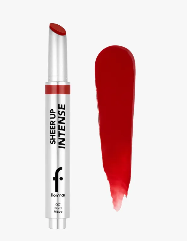 Açık gri bir zeminde, parlak kırmızı renkli Flormar Sheer Up Intense 007 Bold Move ruj, metalik gümüş ambalajında ve yanında canlı, parlak, yoğun kırmızı bir ruj sürümü ile ürünün göz alıcı dokusunu ve iddialı rengini sergiliyor.