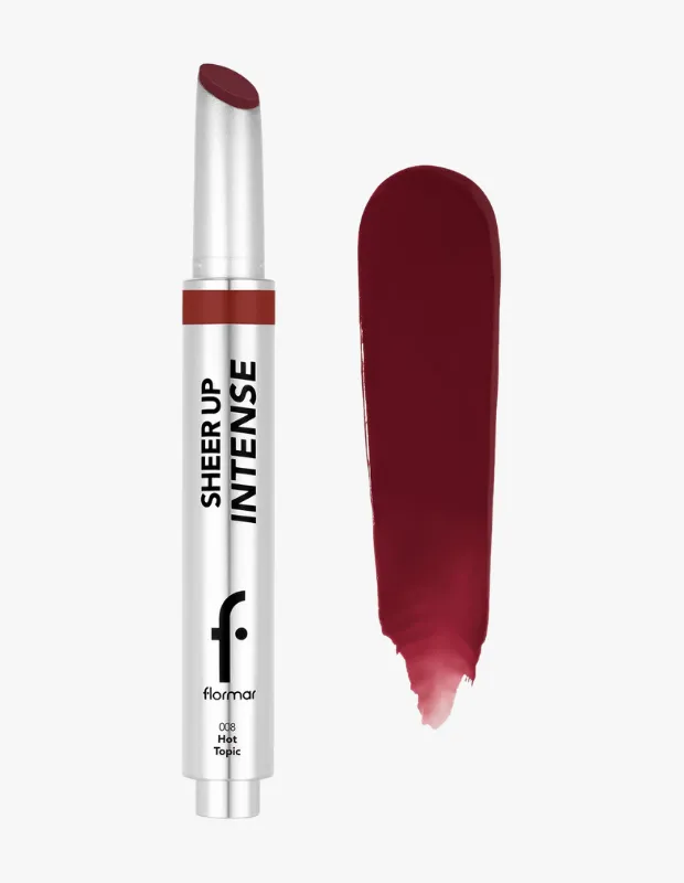 Açık gri arka plan üzerinde, gümüş renkli ambalajından dışarıya doğru uzatılmış koyu kırmızımsı mor (bordo) Flormar Sheer Up Intense 008 Hot Topic ruj ve sağ tarafında bu çarpıcı rengin yoğun ve kremsi bir dokuyla uygulanmış uzun bir örneği yer alıyor.