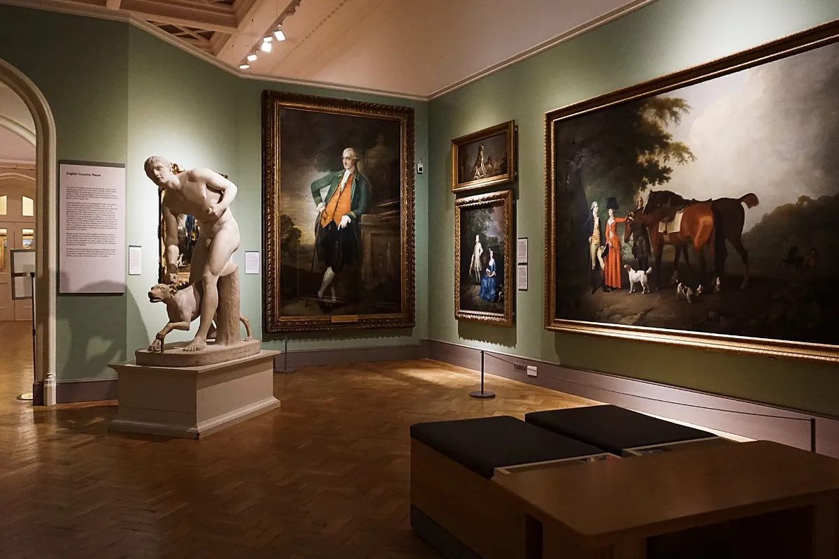 Flormar Sanat Galerisi'nin geniş ve aydınlık salonunda, modern sanat anlayışını yansıtan farklı boyutlardaki soyut ve figüratif tabloları dikkatle inceleyen ziyaretçiler, galerinin dingin atmosferinde sanatın tadını çıkarıyor.