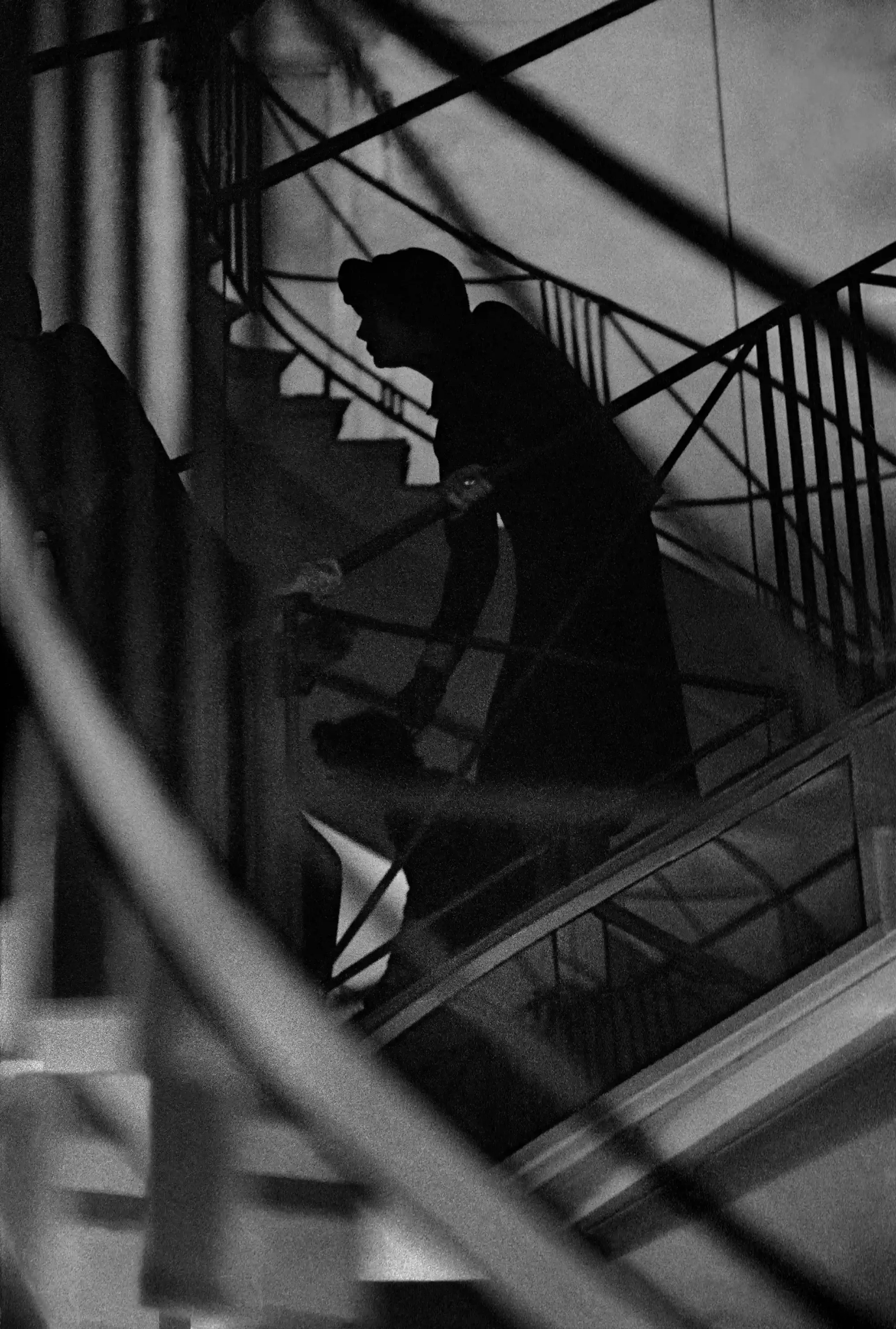 Frank Horvat'ın ikonik portresinde, moda tasarımcısı Coco Chanel, koyu renk bir ceket ve inci kolye ile ciddi bir ifadeyle otururken, Nihat Odabaşı'nın bahsettiği gibi, fotoğrafın stüdyo dışına taşıdığı doğallığı ve güzelliğin içindeki hayatı hissettiren bir an yakalanmış.