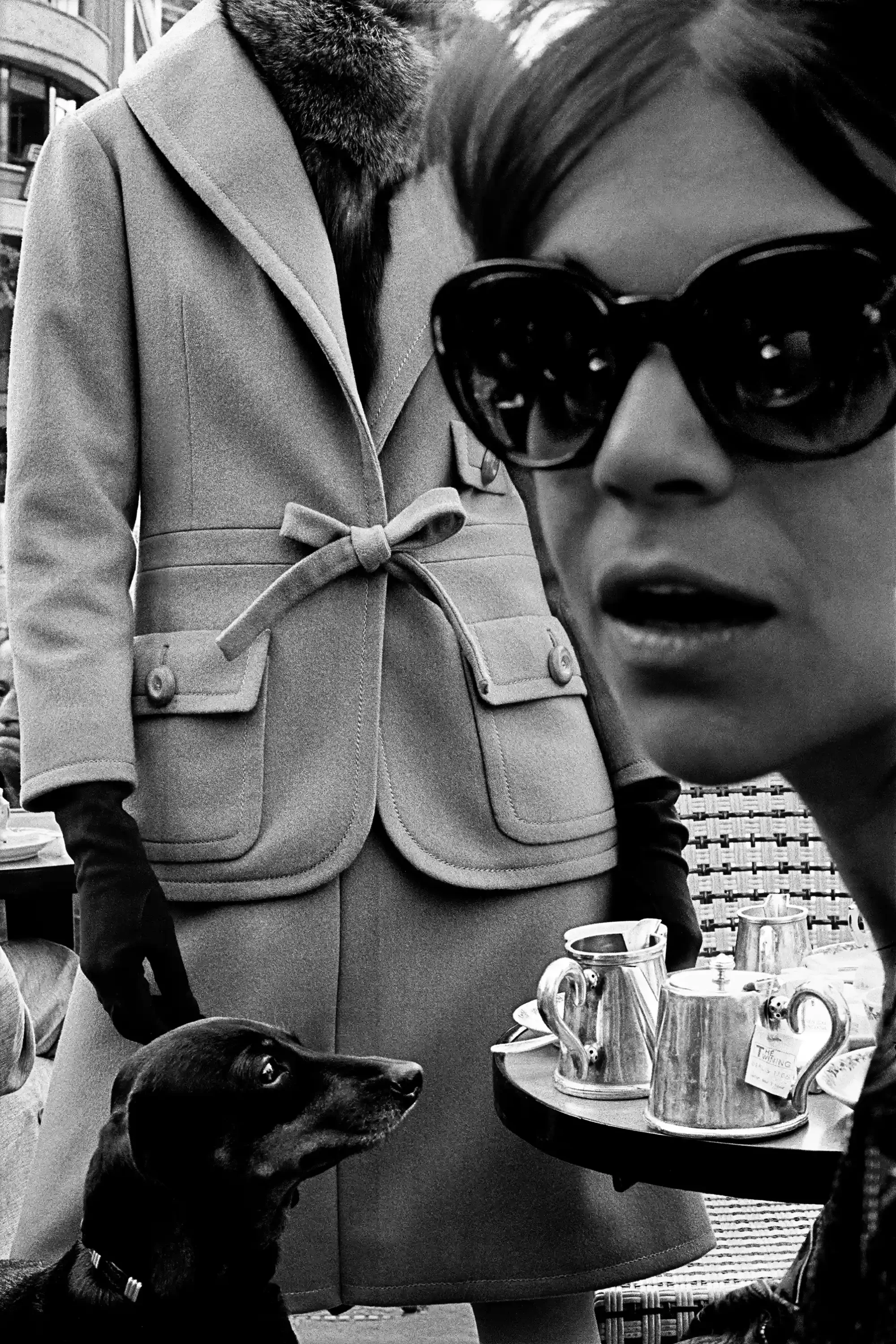 212 Photography Istanbul kapsamında Nihat Odabaşı’nın seçimi olan Frank Horvat’ın Please Don’t Smile serisinden bu siyah beyaz fotoğrafta, şık bir şapka ve desenli bir elbiseyle Paris sokaklarında doğal bir ifadeyle yürüyen bir kadın, arka plandaki bulanık şehir siluetinin önünde anlık bir yaşam kesitini yakalıyor, moda fotoğrafını stüdyo dışına taşıyarak sokağın gerçekliğini ve içindeki hayatı vurguluyor.