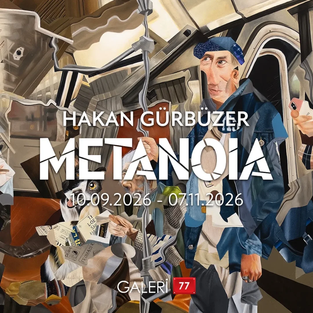 Hakan Gürbüzer'in Metanoia sergisi için hazırlanan kolaj tarzı afişte, lacivert bereli bir adam, siyah beyaz bir köpek ve gazete okuyan yaşlı bir figür, soyut bir metro veya otobüs içindeki parçalı kompozisyonla resmedilmiştir; Galeri 77'deki bu özel sergi 10.09.2026 - 07.11.2026 tarihleri arasında görülebilir.
