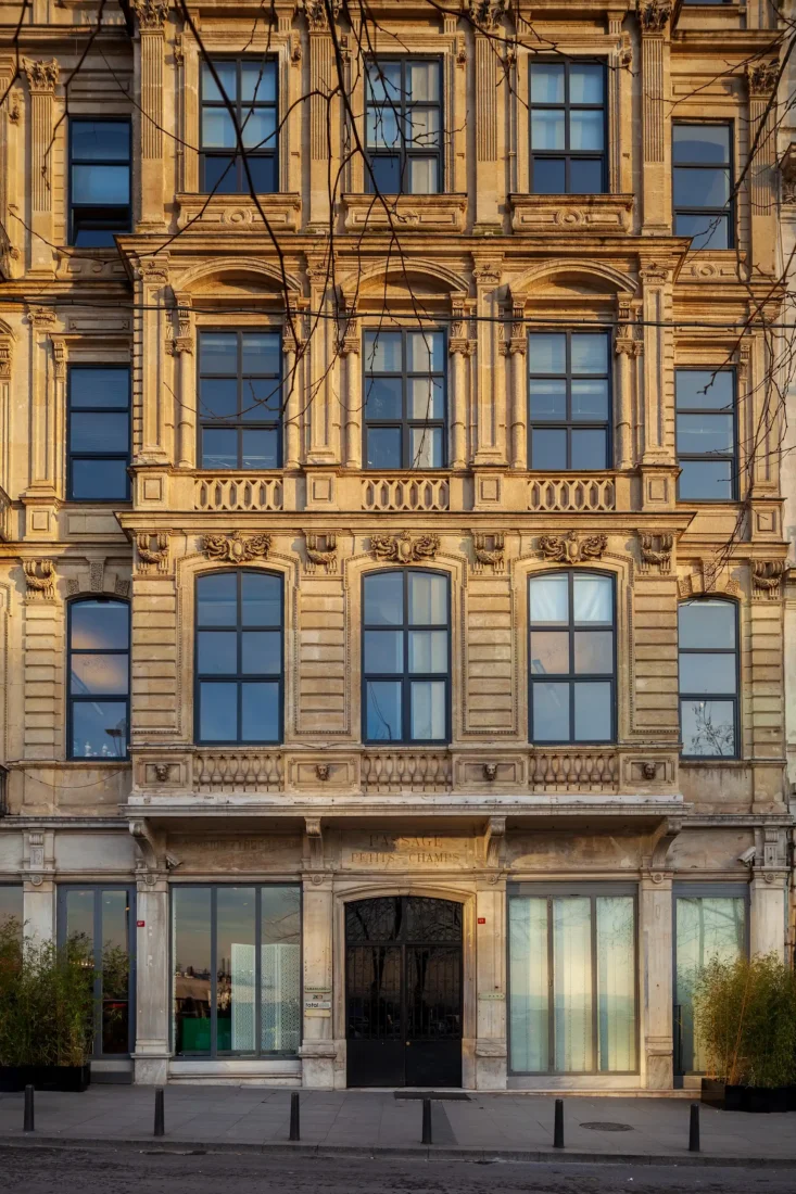 Galerist'in modern mimarili, cam ve koyu panel detaylı dış cephesi ile belirgin tabelası, kuruluşundan bu yana 25 yıllık birikimini ve gönül işi anlayışıyla sanatseverleri ağırlayan sergi mekânının çağdaş yüzünü yansıtıyor.