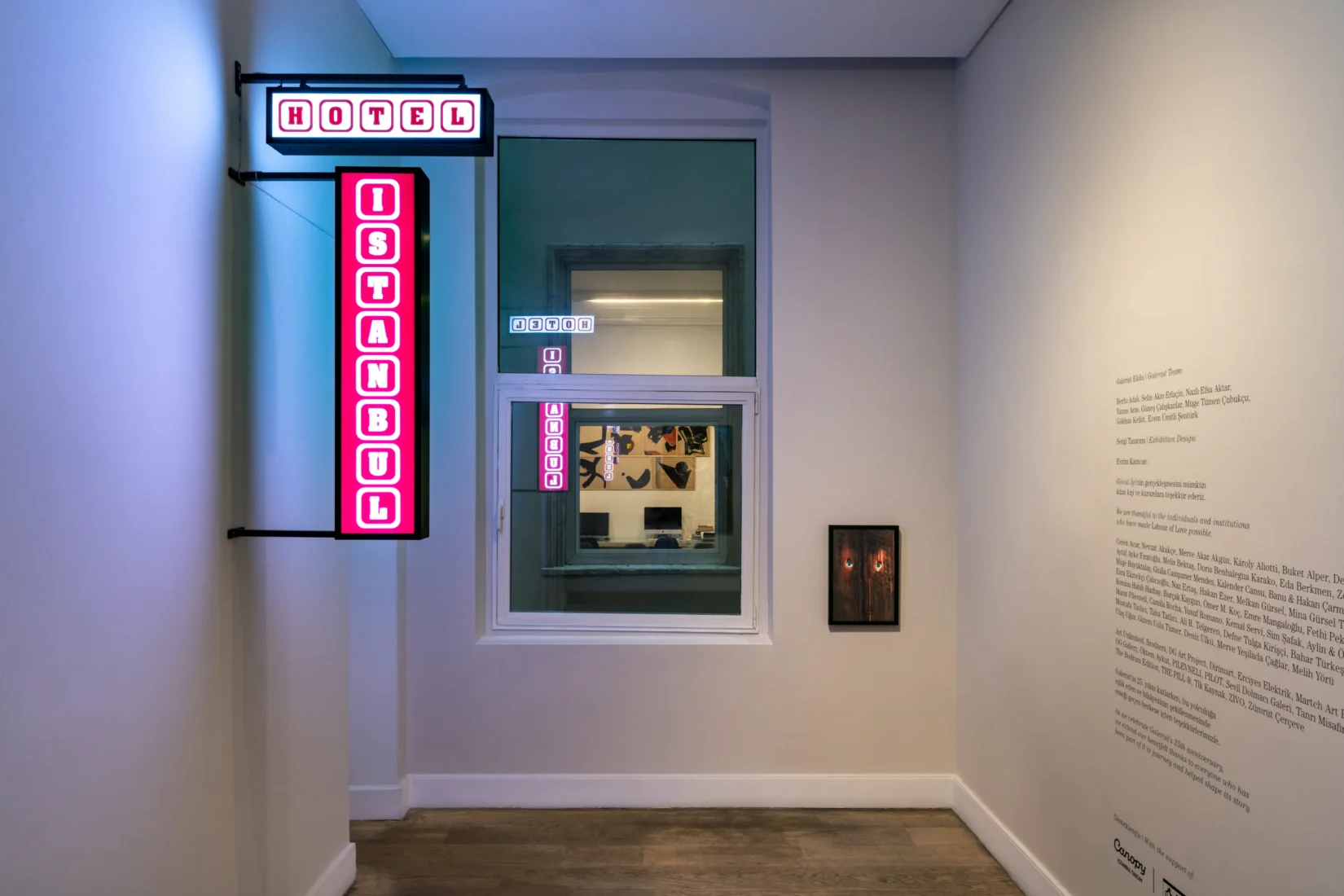 Galerist'in 25. yılını kutlayan Gönül İşi sergisinden bir kesitte, beyaz duvarlarda asılı duran soyut, farklı boyutlardaki tablolar ve bir kaide üzerindeki obje, galericiliğin görünmeyen emeğine ve sanatçılarla kurulan uzun soluklu ilişkilere işaret eden zengin bir seçkiyi sunuyor.