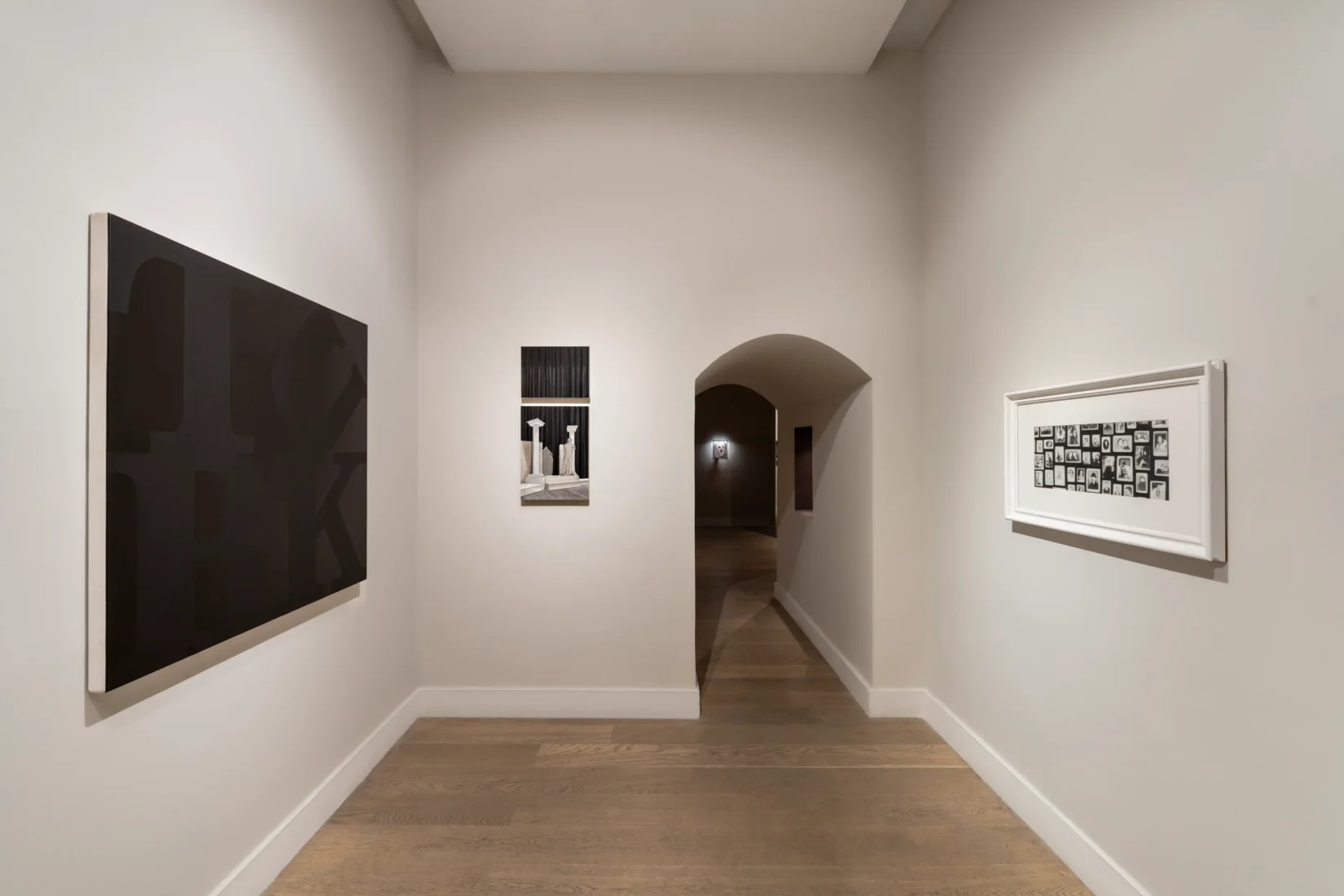 Galerist'in 25. yılını kutlayan ve geçmiş ile bugünü bir araya getiren Gönül İşi sergisinden bir genel görünüm; kırmızımsı kahverengi ve bej duvarlarda farklı dönemlerden, soyut ve figüratif eserlerin sergilendiği, izleyicinin derinlemesine bir sanat deneyimi yaşadığı bir anı yansıtıyor.