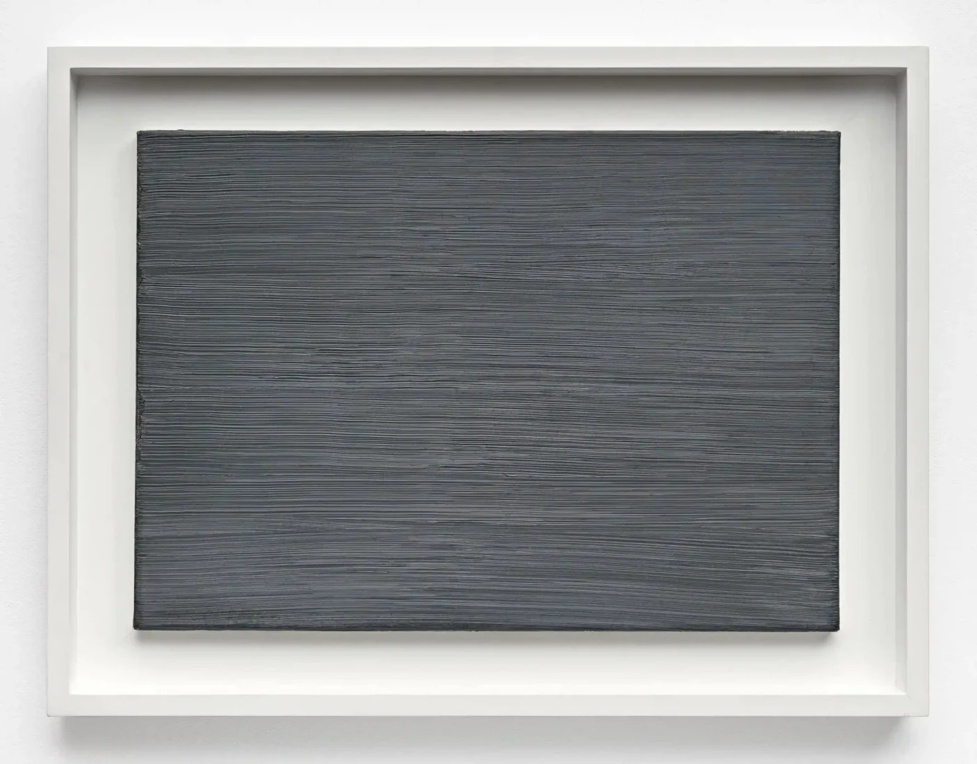 Gerhard Richter'ın çağdaş sanatın önemli örneklerinden olan bu soyut tablosu, gri renklerin katmanlı ve dokulu bir yüzeyde bulanık efektlerle birleşerek derinlik ve atmosfer yarattığı minimalist bir kompozisyondur.