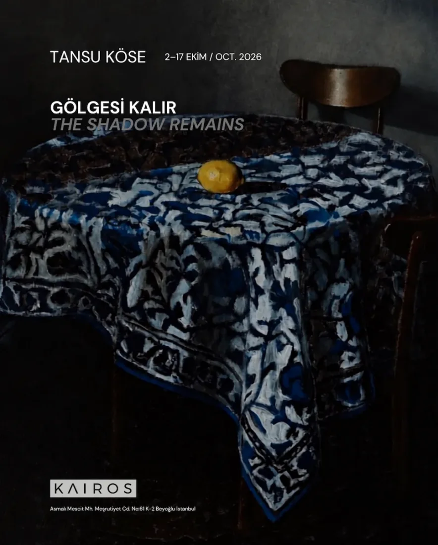 Gölgesi Kalır sergisinin afişi, açık renk bir zemin üzerinde, soyut bir ifadeyle tasvir edilmiş, başı ve omuzları görünen karartılmış bir insan figürünün çarpıcı siluetini sergiliyor.