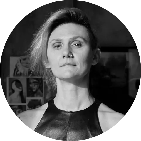 Hande Şekerçiler'in Contemporary Istanbul sanat fuarında sergilediği, insan formunu çağrıştıran, bronz tonlarında ve binlerce organik parçacıkla işlenmiş bu detaylı ve etkileyici çağdaş heykel, sanatseverlerin dikkatini çekiyor.