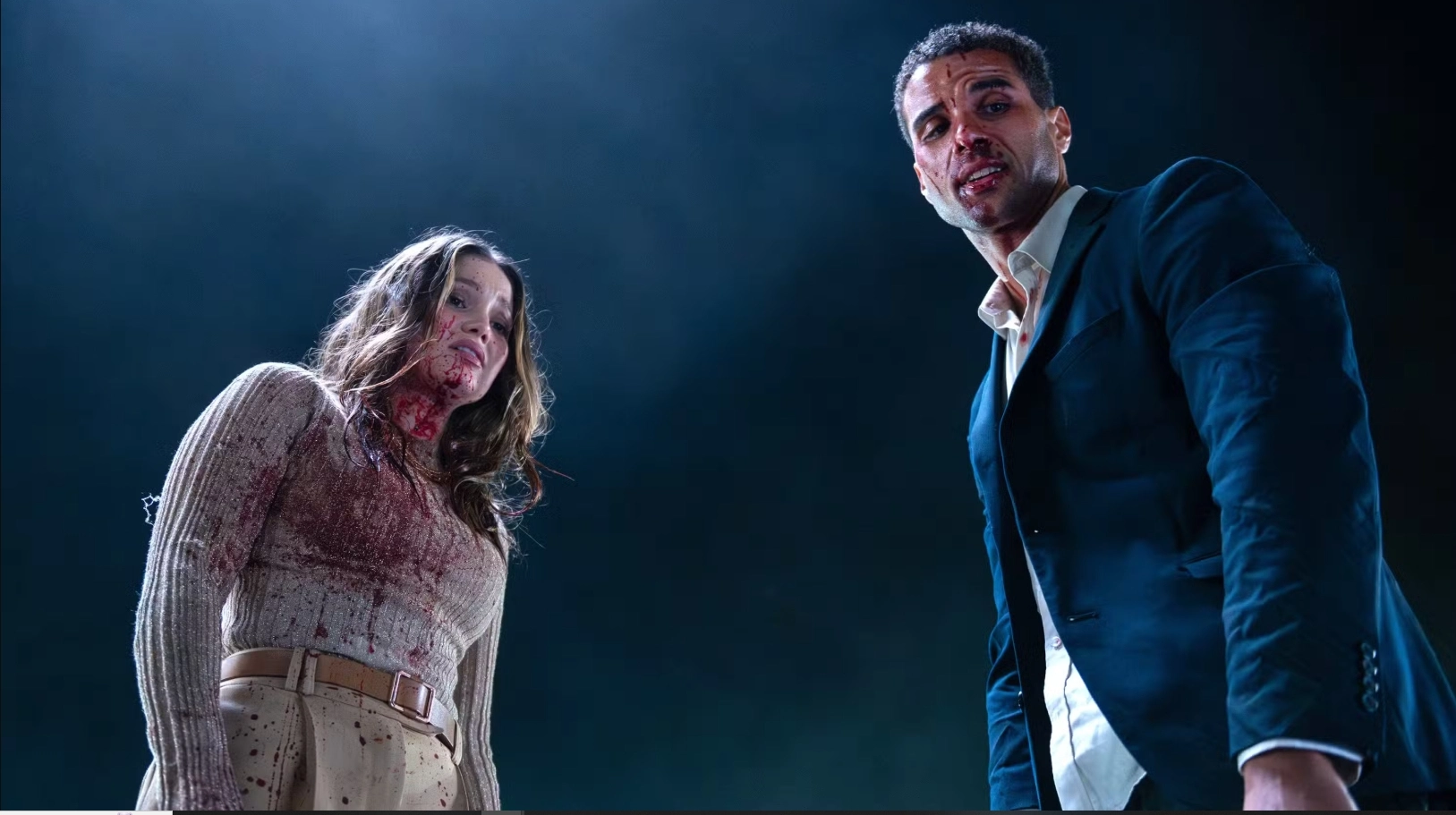 Yakından görünen, koyu renk irisli ve uzun, belirgin kirpikli bir genç gözü, Örümcek-Adam: Yepyeni Bir Gün filminin Peter Parker'ın biyolojik değişimleri ve ergenlik sorunlarıyla dolu iç dünyasına ışık tutarak onun artan algısal yeteneklerini ve duygusal yoğunluğunu yansıtıyor.