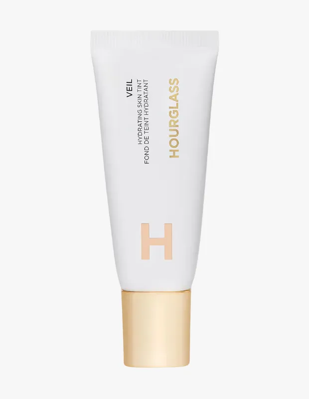Hourglass markasının minimalist ve zarif şişesinde sergilenen cilt tonu dengeleyici ürün (skin tint), hafif yapısıyla doğal ve aydınlık bir ten görünümü vadeden popüler kozmetik ürünleri arasında öne çıkıyor.